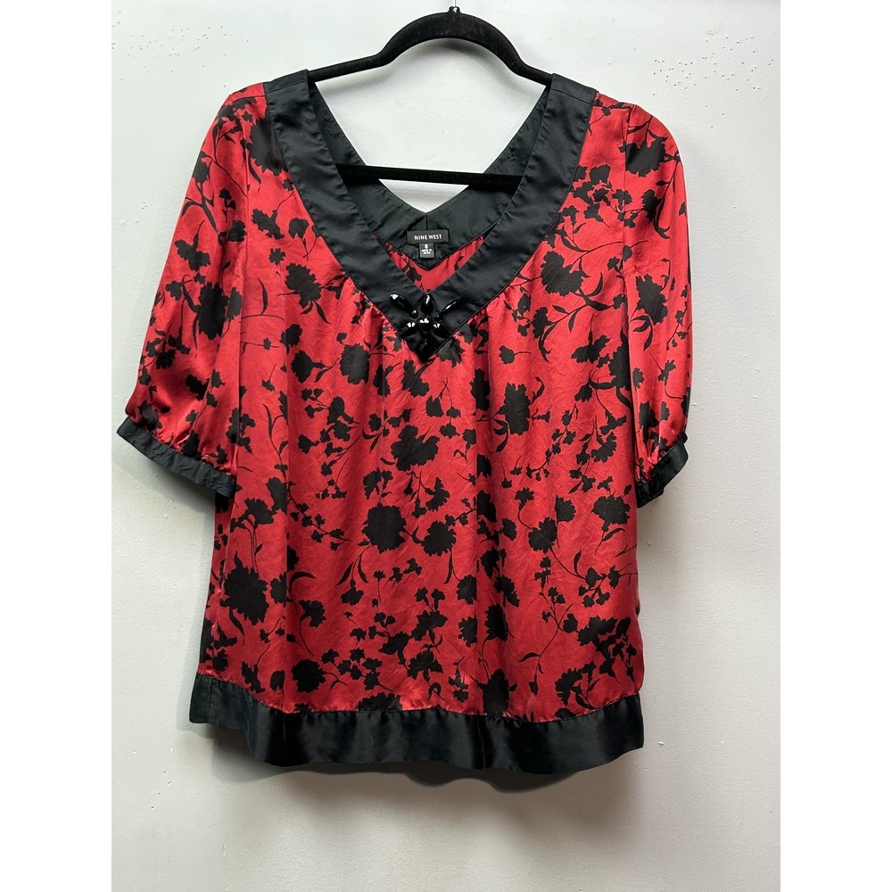 Nine West Shirt Womens 8 Red Black Silk Floral V Neck Beaded Short Sleeve Blouse